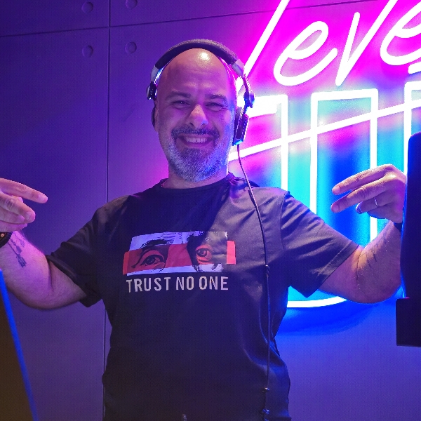 DJ/VJ Tony Schwery