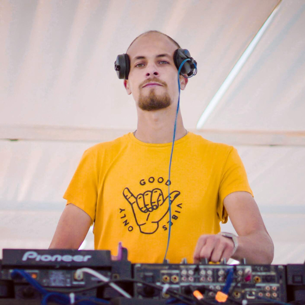 DJ J