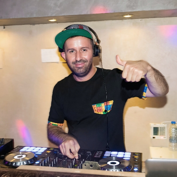 DJ TOMAS