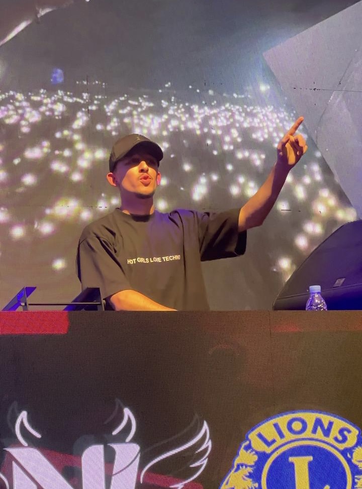 DJ AKRVM